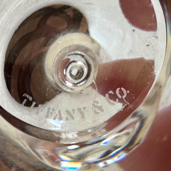 Tiffany & Co crystal apple paperweight, authentic and stamped on base. 1992 - Picture 4 of 6